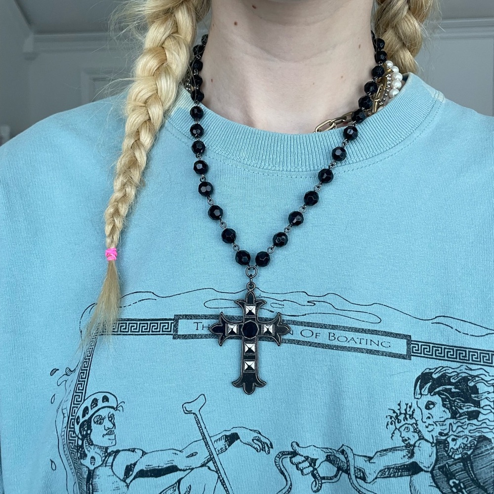Cross pendant necklace